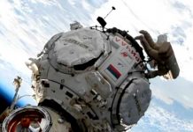 Dos cosmonautas rusos realizan la primera caminata espacial del 2022
