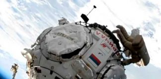 Dos cosmonautas rusos realizan la primera caminata espacial del 2022