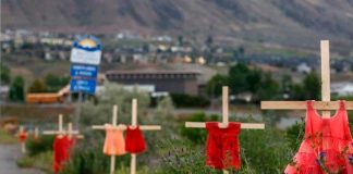 Indignante hallazgo en otro internado para niños indigenas en Canadá