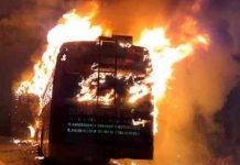 Mujer muere carbonizada tras incendio de bus en la India (VIDEO) Mujer muere carbonizada tras incendio de bus en la India (VIDEO)