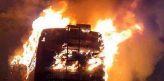 Mujer muere carbonizada tras incendio de bus en la India (VIDEO)