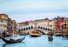 Mujer en Venecia es multada por andar «casi en bolas»