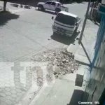 Camioneta «manda a volar» a motociclista en un cruce de Estelí (VIDEO) Escena del accidente de tránsito en Estelí