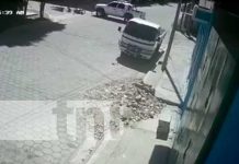 Camioneta «manda a volar» a motociclista en un cruce de Estelí (VIDEO) Escena del accidente de tránsito en Estelí