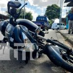 Por andar con el celular, «levanta» a motorizado en Managua Accidente de tránsito en Managua