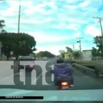 ¡Animal! Se lanza tres carriles y casi lo matan en Managua (VIDEO) Repartidor comete infracción de tránsito en Managua