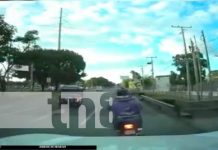 ¡Animal! Se lanza tres carriles y casi lo matan en Managua (VIDEO) Repartidor comete infracción de tránsito en Managua