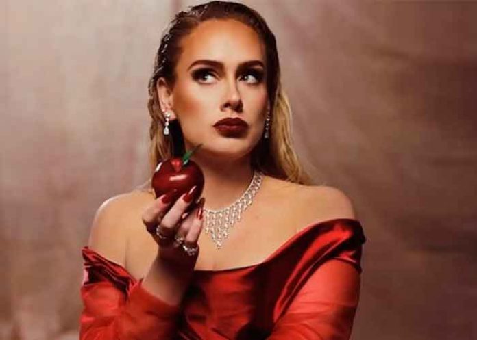 Adele suspende su regreso a los escenarios por la COVID-19