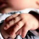 Madre sin corazón deja abandonado en una caja a su bebé en Alaska