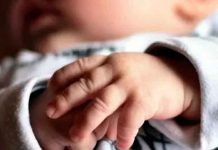 Madre sin corazón deja abandonado en una caja a su bebé en Alaska