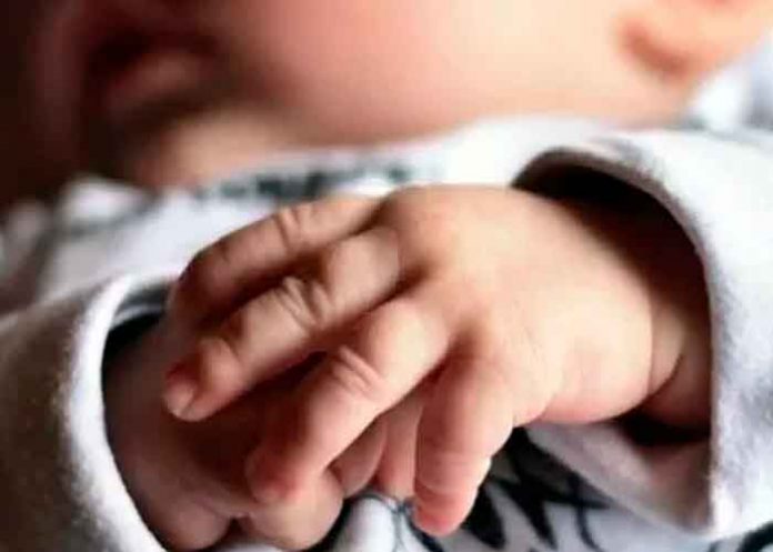 Madre sin corazón deja abandonado en una caja a su bebé en Alaska