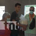 Entrega de paquetes alimenticios a familias en Rivas