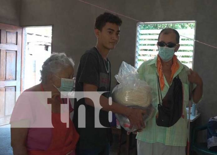 Entrega de paquetes alimenticios a familias en Rivas
