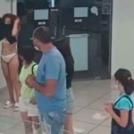 Argentina se quita el vestido y lo usa como mascarilla para entrar a heladería Argentina se quita el vestido y lo usa como mascarilla para entrar a heladería