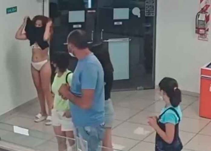 argentina Argentina se quita el vestido y lo usa como mascarilla para entrar a heladería