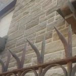 ¡Qué dolor! Se clavó una reja en los testículos por robar en Argentina