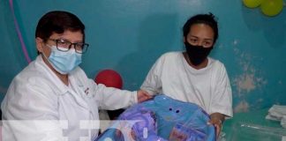 Madres contentas con sus regales en el Hospital Alemán Nicaragüense