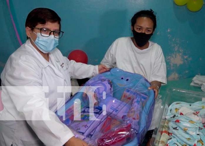 bebe-aleman-3 Madres contentas con sus regales en el Hospital Alemán Nicaragüense