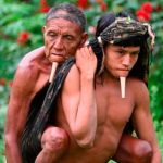 Joven carga a su padre para ser vacunado contra el COVID en Brasil