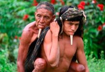 Joven carga a su padre para ser vacunado contra el COVID en Brasil