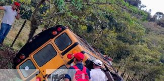 Vuelco de bus en Río Blanco