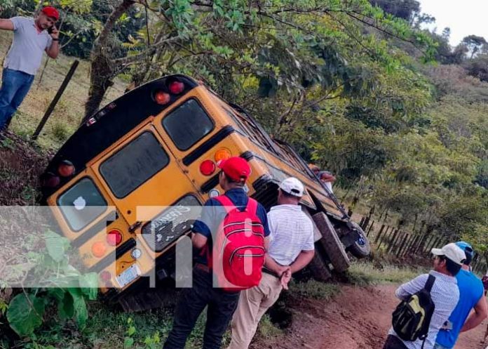 Vuelco de bus en Río Blanco