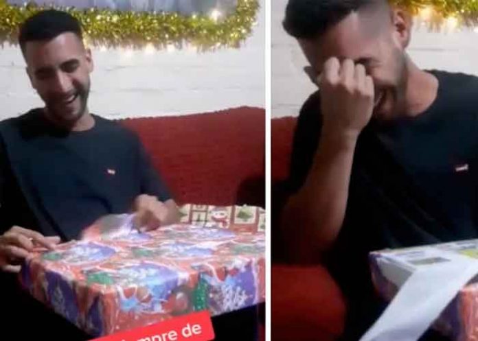 Chile: Joven llora al recibir el juguete que siempre pedía de niño