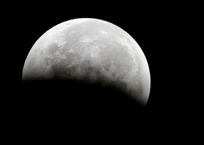 ¡Hazaña histórica de China! 'Exprime' agua de la luna por primera vez