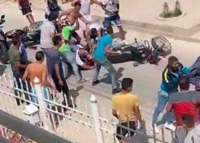 ¡De película! Vecinos se van con todo y linchan ladrón en Colombia