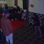 ¡Degenerados! Ladrones obligan a sus víctimas a desnudarse en un bar de Bogotá ¡Degenerados! Ladrones obligan a sus víctimas a desnudarse en un bar de Bogotá