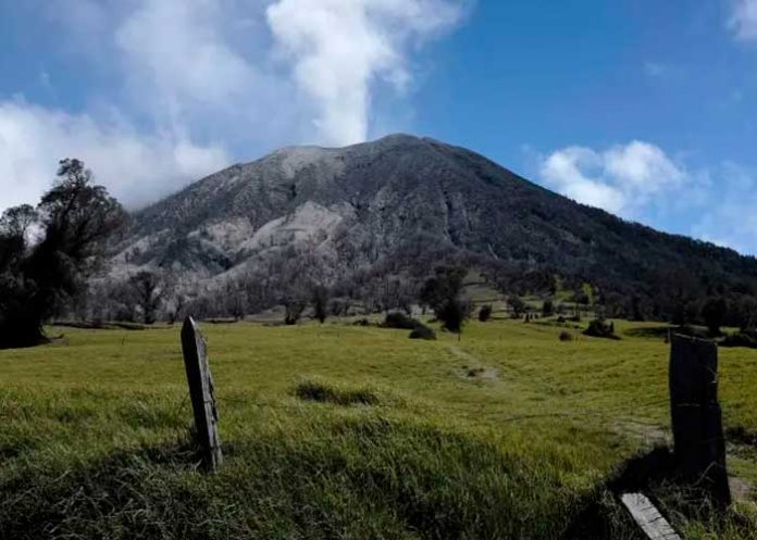 Reportan dos erupciones del volcán Turrialba en Costa Rica