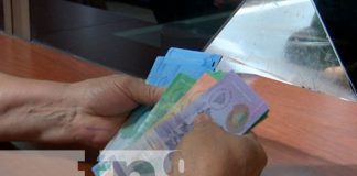 Persona contando dinero en Nicaragua