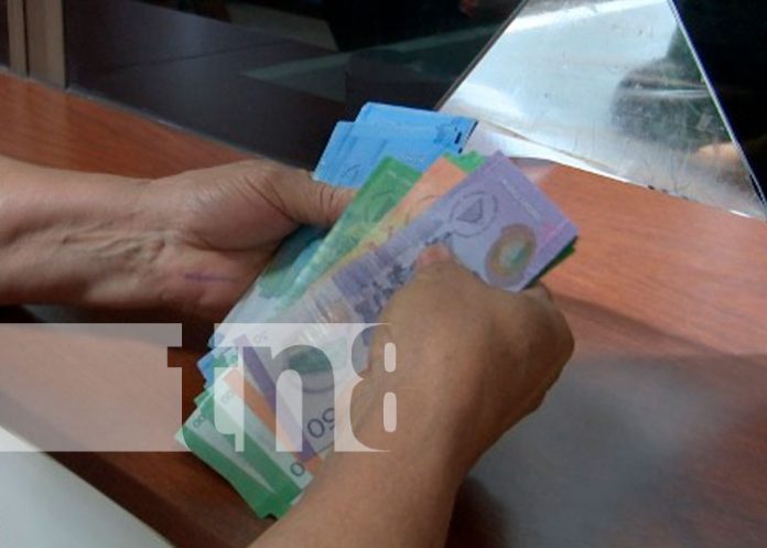 dinero-nicaragua-12 Persona contando dinero en Nicaragua