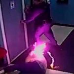 ¡Envuelto en llamas! Policía mató a un hombre con arma de electrochoque ¡Envuelto en llamas! En Nueva York un Policía mató a hombre con arma de electrochoque