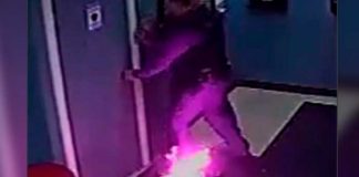¡Envuelto en llamas! En Nueva York un Policía mató a hombre con arma de electrochoque