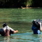 Rescatan a dos migrantes a punto de morir en el Río Grande, Texas Rescatan a dos migrantes a punto de morir en el Río Grande, Texas