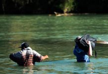 Rescatan a dos migrantes a punto de morir en el Río Grande, Texas Rescatan a dos migrantes a punto de morir en el Río Grande, Texas