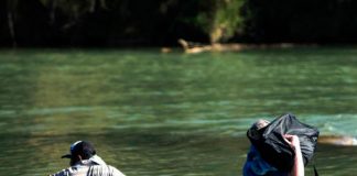 Rescatan a dos migrantes a punto de morir en el Río Grande, Texas