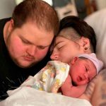 Hombre trans da a luz a una niña «una de las cosas más masculinas que he hecho» Hombre trans da a luz a una niña "una de las cosas más masculinas que he hecho"