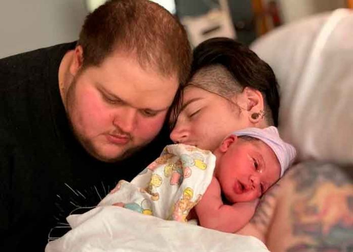 euu1 Hombre trans da a luz a una niña