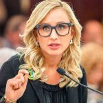 Extorsionan a senadora en Florida por fotos de ella desnuda