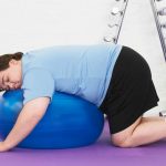 Persona con pereza dentro de un gimnasio