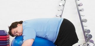 Persona con pereza dentro de un gimnasio