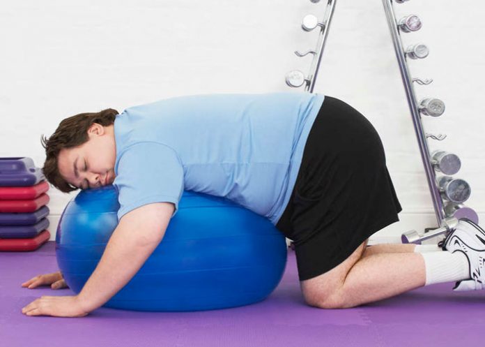 Persona con pereza dentro de un gimnasio