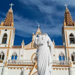 ¡Sacrilegio en Colombia! Hombre decapita imágenes religiosas