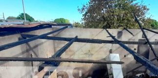 Escombros en que quedó una vivienda en Managua tras un incendio