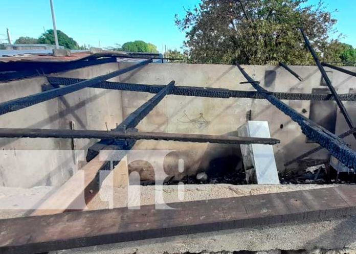 Escombros en que quedó una vivienda en Managua tras un incendio