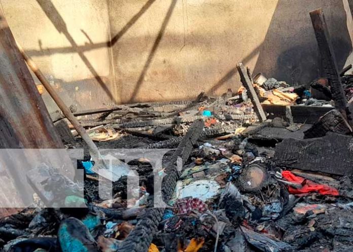 Escombros en que quedó una vivienda en Managua tras un incendio