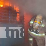 Fuerte incendio en vivienda del sector de la Carretera Norte, Managua Trabajo para controlar incendio en una vivienda de Managua