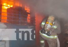 Fuerte incendio en vivienda del sector de la Carretera Norte, Managua Trabajo para controlar incendio en una vivienda de Managua